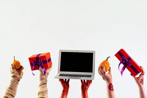 Zombie Händer Hålla Presentförpackningar Pumpor Och Laptop Med Tom Skärm — Stockfoto