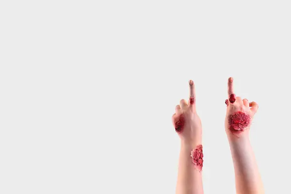 ゾンビの手が白い背景に何かを指している ハロウィーンのお祝い — ストック写真