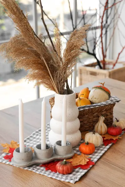 Vase Mit Halloween Kürbissen Und Kerzen Auf Tisch Küche — Stockfoto