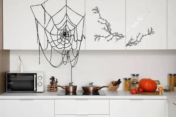 Interior Cocina Luz Decorada Para Halloween Con Mostradores Blancos — Foto de Stock