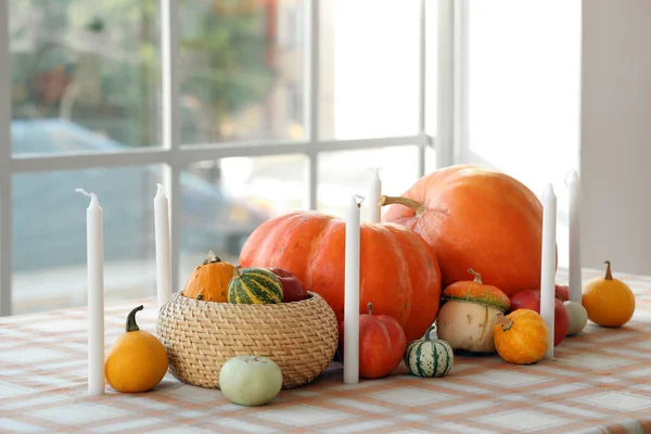 Halloween Kürbisse Mit Kerzen Auf Esstisch Küche — Stockfoto