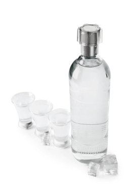 Beyaz arka planda izole edilmiş şişe ve bardak votka.