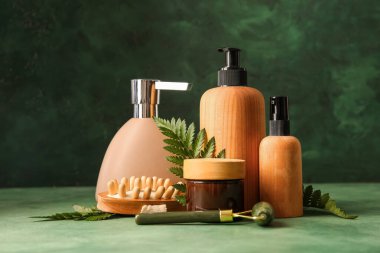 Yeşil arka planda spa malzemeleri.
