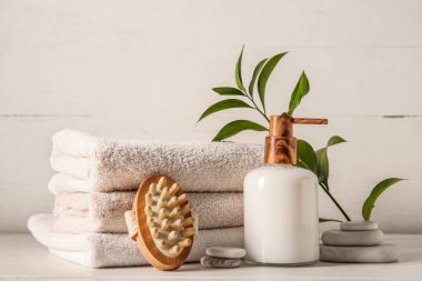 Beyaz ahşap arka planda spa malzemeleri.