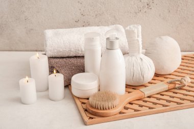 Beyaz arka planda spa malzemeleri seti