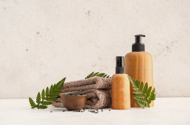 Beyaz arka planda spa malzemeleri seti