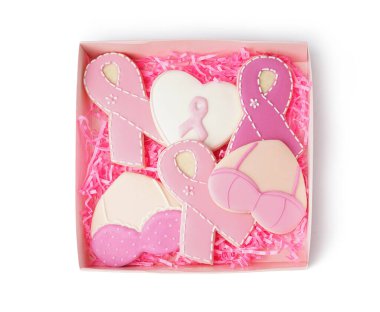 Beyaz arka planda izole edilmiş pembe kurabiyeli kutu. Göğüs kanseri farkındalığı konsepti