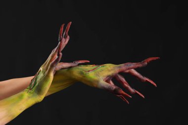 Kara arka planda pençeleri olan cadının elleri. Cadılar Bayramı