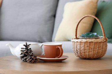 Çaydanlık, fincan ve sepetli Firavun konileri oturma odasında, yakın plan.