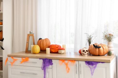 Cadılar Bayramı için tezgah ve balkabaklarıyla dekore edilmiş hafif mutfak.