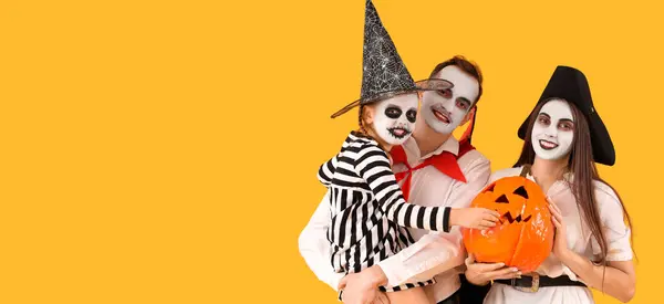 Szczęśliwa Rodzina Ubrana Halloween Żółtym Tle Miejsca Tekst — Zdjęcie stockowe