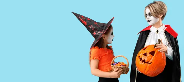 Μικρά Παιδιά Ντυμένα Για Halloween Καραμέλες Και Κολοκύθα Γαλάζιο Φόντο — Φωτογραφία Αρχείου