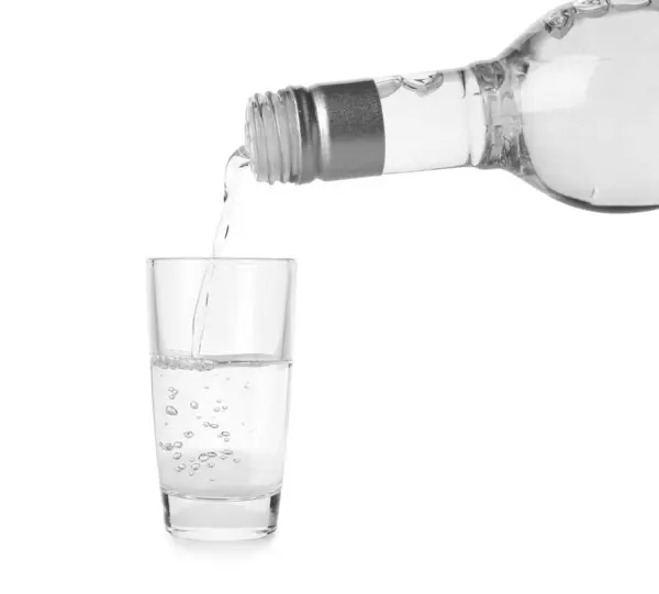 Vodka Öntése Üvegből Üvegbe Fehér Alapon — Stock Fotó
