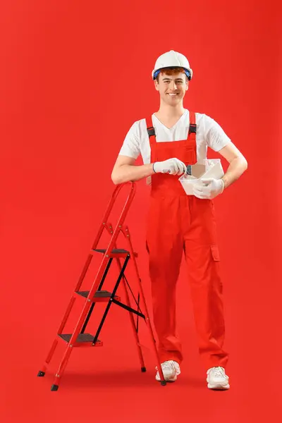Décorateur Masculin Avec Couteau Mastic Plâtre Sur Fond Rouge — Photo
