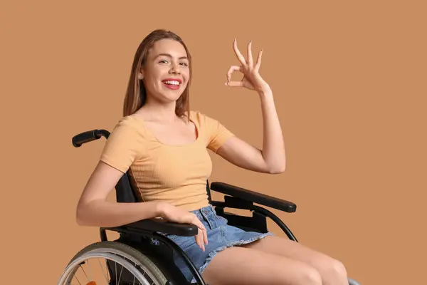 Young Woman Wheelchair Showing Beige Background — Stock Photo, Image