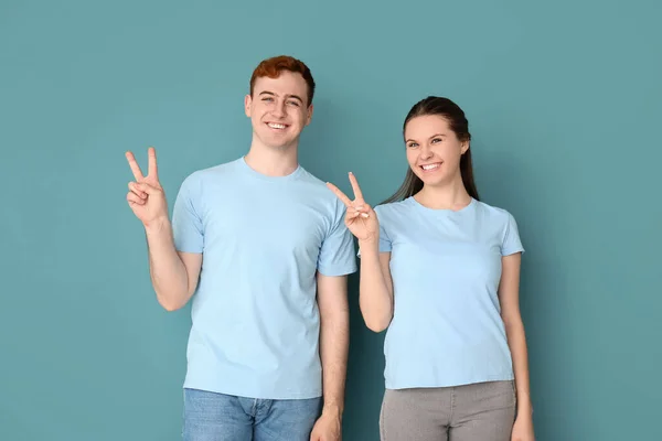 Jovem Casal Camisetas Mostrando Gesto Vitória Fundo Azul — Fotografia de Stock