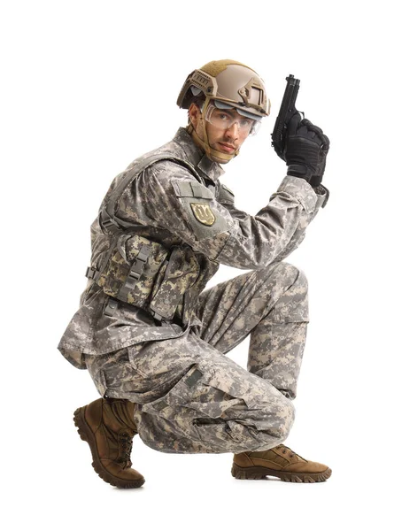 Mladý Voják Pistolí Přikrčený Bílém Pozadí — Stock fotografie