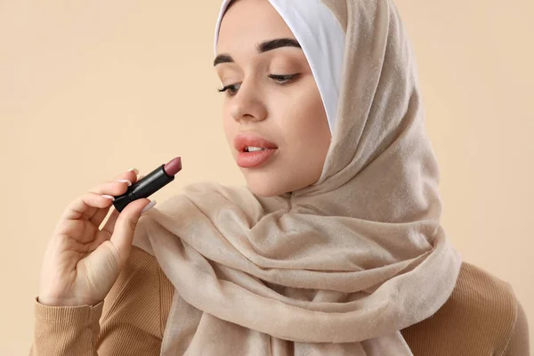 Mujer Musulmana Joven Con Lápiz Labial Sobre Fondo Claro —  Fotos de Stock
