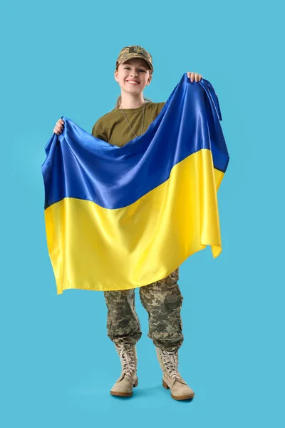 Tentara Wanita Muda Dengan Bendera Ukraina Dengan Latar Belakang Biru — Stok Foto