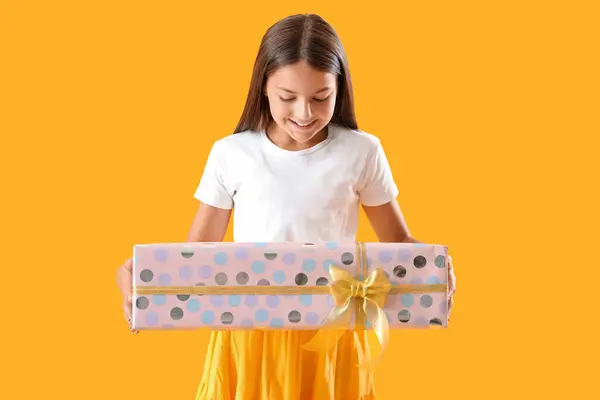 Szczęśliwa Dziewczynka Pudełka Urodzinowe Żółtym Tle — Zdjęcie stockowe