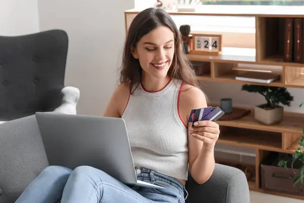 Ung Kvinna Med Kreditkort Använder Laptop Hemma — Stockfoto