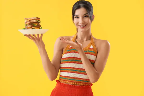 Junge Frau Mit Leckerem Sandwich Auf Gelbem Hintergrund — Stockfoto