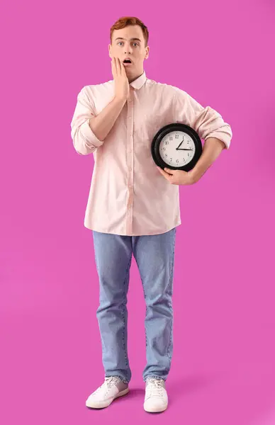 Chocado Jovem Ruiva Homem Com Relógio Roxo Fundo — Fotografia de Stock