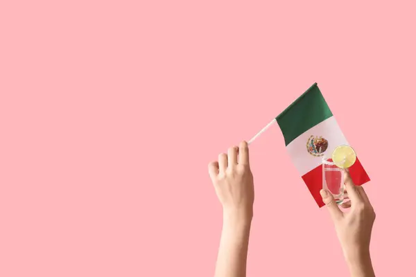 Kobiece Ręce Trzymające Kieliszek Tequili Meksykańskiej Flagi Różowym Tle — Zdjęcie stockowe