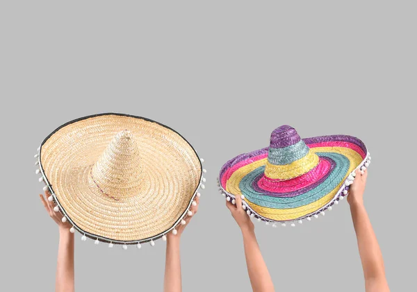 Mani Femminili Che Tengono Sombreros Sfondo Grigio — Foto Stock