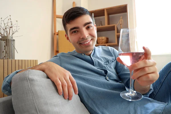 Junger Mann Mit Glas Rosa Wein Hause — Stockfoto