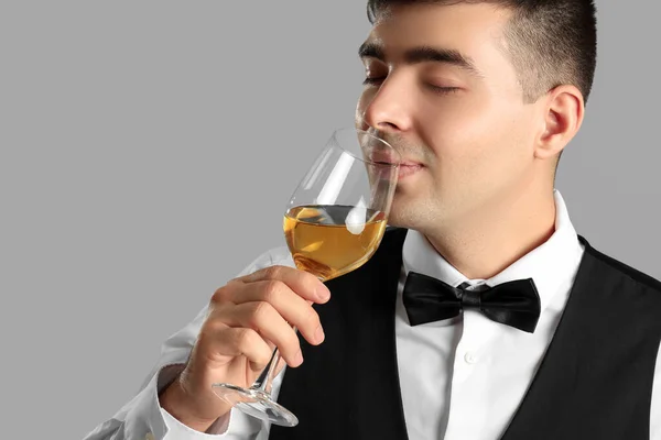 Junger Sommelier Mit Einem Glas Wein Auf Grauem Hintergrund Nahaufnahme — Stockfoto