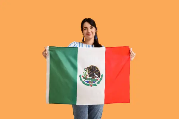 Счастливая Молодая Женщина Мексиканским Флагом Желтом Фоне — стоковое фото