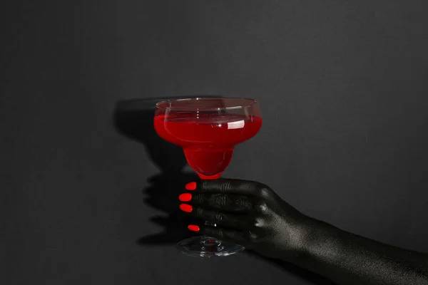 Рука Ведьмы Стаканом Вкусного Красного Коктейля Хэллоуин Черном Фоне — стоковое фото