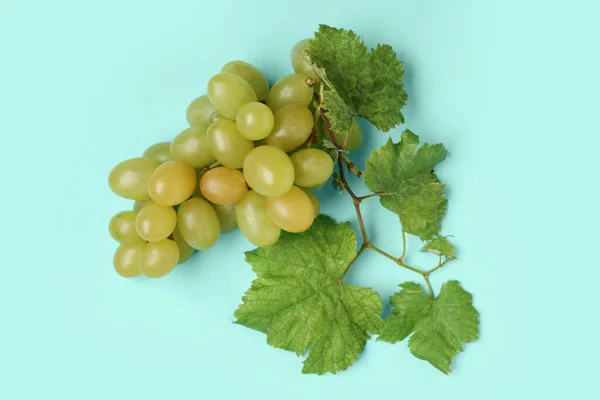 Свежий Зеленый Виноград Листьями Бирюзовом Фоне — стоковое фото