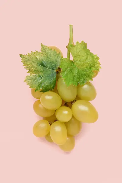 Uvas Verdes Frescas Con Hojas Sobre Fondo Rosa — Foto de Stock