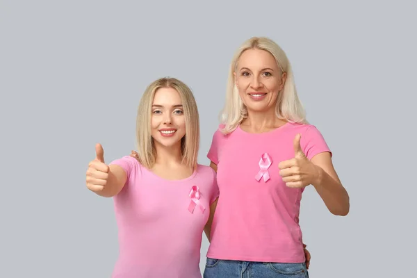 Vrouwen Met Roze Linten Met Duim Omhoog Grijze Achtergrond Bewustmakingsconcept — Stockfoto
