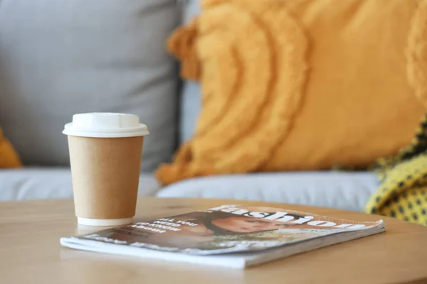 Cup Coffee Magazine Table Living Room Closeup — Stock Photo, Image