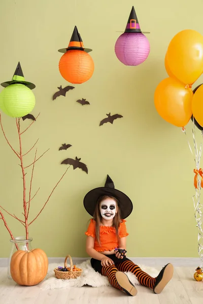Kislány Öltözött Halloween Léggömbök Közelében Zöld Fal — Stock Fotó