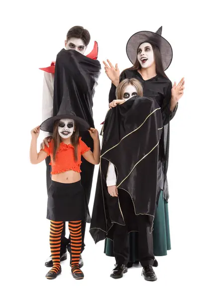 Ευτυχισμένη Οικογένεια Ντυμένη Για Halloween Λευκό Φόντο — Φωτογραφία Αρχείου