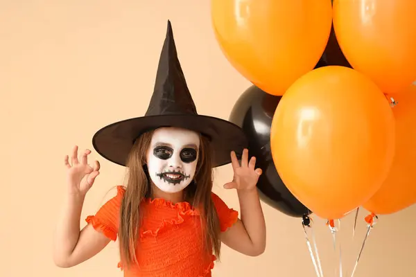Kislány Öltözött Halloween Léggömbök Bézs Háttér — Stock Fotó