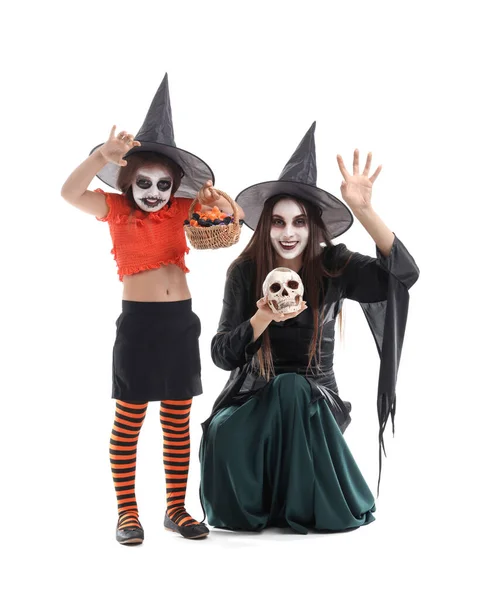 Niña Con Caramelos Madre Vestida Para Halloween Sobre Fondo Blanco —  Fotos de Stock