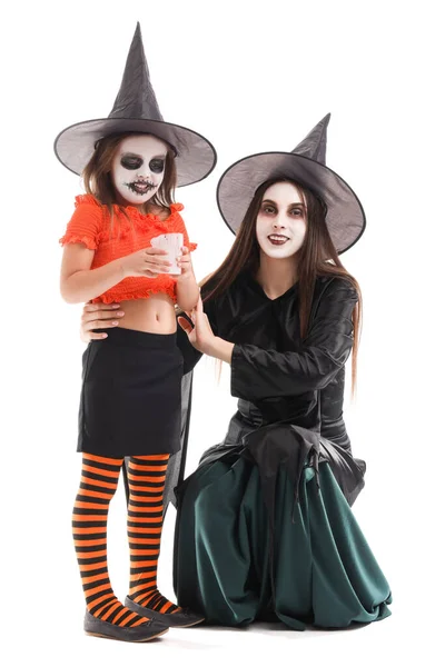 Annesiyle Cadılar Bayramı Için Beyaz Arka Planda Giyinmiş Küçük Bir — Stok fotoğraf
