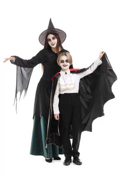 Küçük Çocuk Annesi Cadılar Bayramı Için Beyaz Arka Planda Giyinmiş — Stok fotoğraf