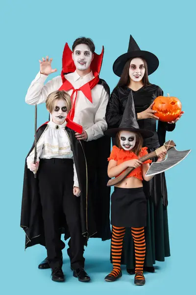 Gelukkig Familie Gekleed Voor Halloween Blauwe Achtergrond — Stockfoto