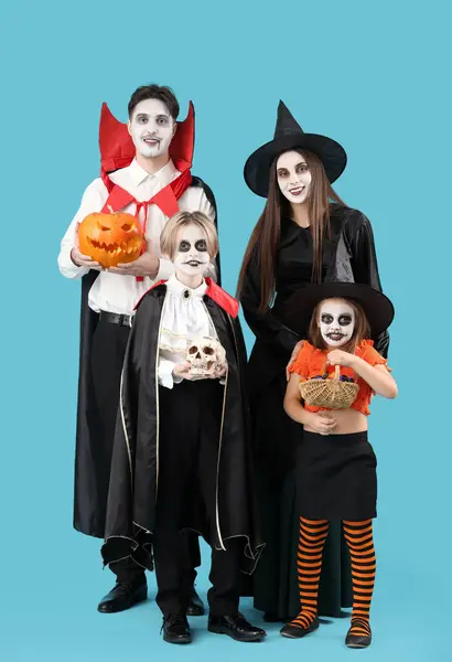 Szczęśliwa Rodzina Ubrana Halloween Niebieskim Tle — Zdjęcie stockowe