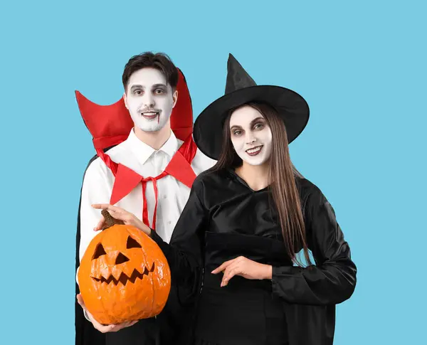 Jong Paar Gekleed Voor Halloween Met Pompoen Blauwe Achtergrond — Stockfoto