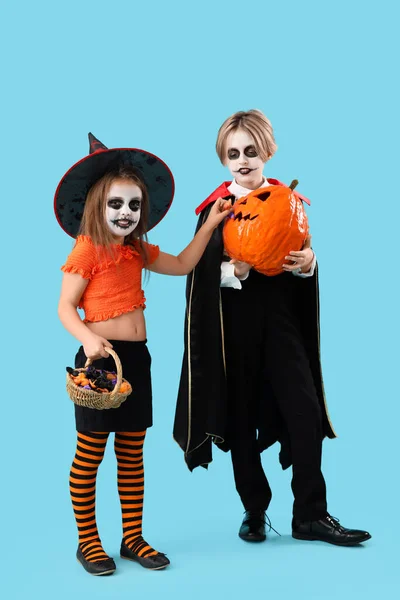 Kisgyerekek Öltözött Halloween Cukorka Tök Kék Háttér — Stock Fotó