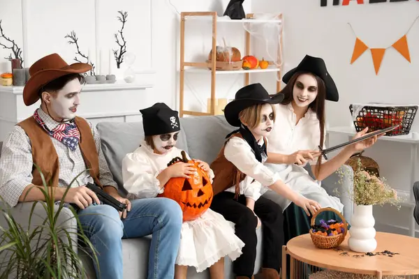 Szczęśliwa Rodzina Świętuje Halloween Domu — Zdjęcie stockowe