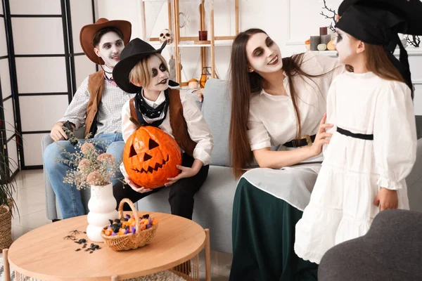 Famiglia Felice Che Festeggia Halloween Casa — Foto Stock