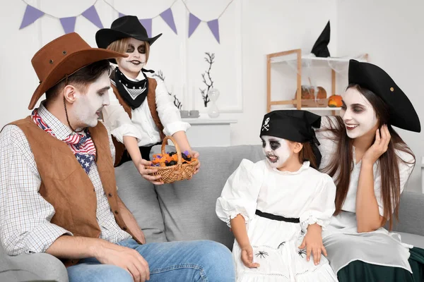 Famiglia Felice Con Caramelle Che Festeggiano Halloween Casa — Foto Stock